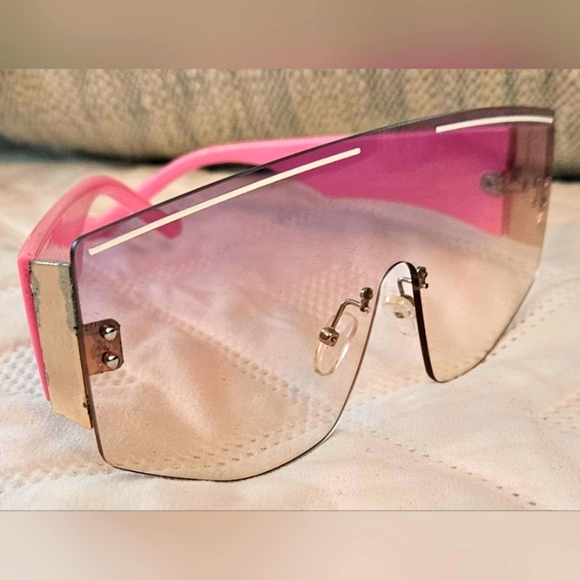 🌟Stylish Oversized Pink Gradient Hot Pink Frame Sunglasses 🌟 - Picture 2 of 6
